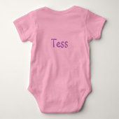 Ittyの小さいバプテストのティー ベビーボディスーツ (裏面)