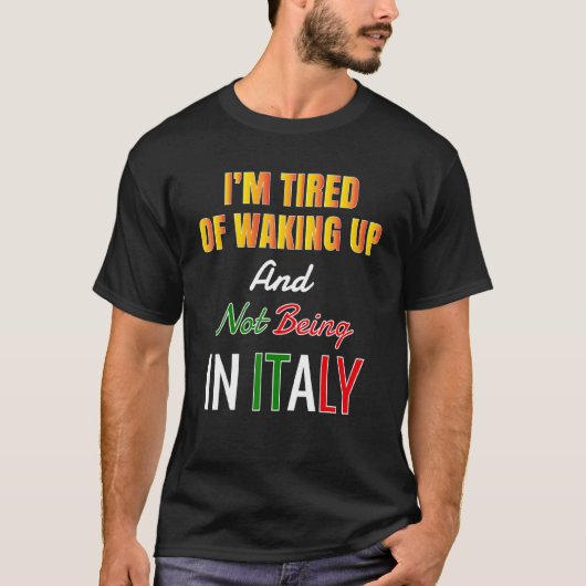 Iu2019mイタリアにいない目覚めにうんざりしている Tシャツ (正面)