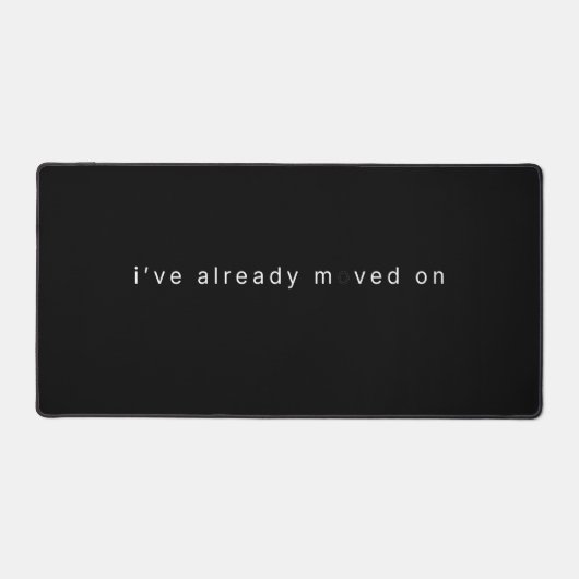 I've Already Moved On Black Minimalist Desk Block デスクマット (正面)