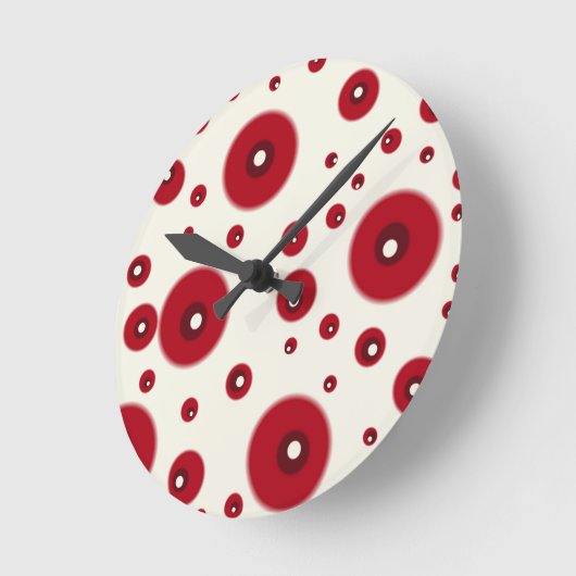 Ivory Red Dots Funky Whimsical Circle Pattern  ラウンド壁時計 (傾斜)