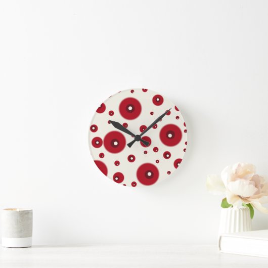 Ivory Red Dots Funky Whimsical Circle Pattern  ラウンド壁時計 (ホーム)