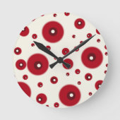 Ivory Red Dots Funky Whimsical Circle Pattern ラウンド壁時計 (正面)