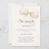 Ivory She's tying the knot bow Bridal Shower 招待状 (正面)