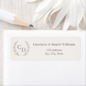 Ivory taupe monogrammed wreath return address ラベル (インサイチュ)