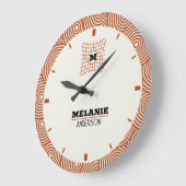 Ivory with White Geometric Monogram Elegant Gift ラージ壁時計 (傾斜)