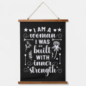 IWD私は内なる強さで造られた女性である 吊り下げ型タペストリー (正面)