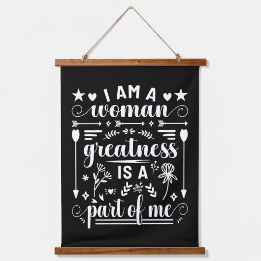 IWD 私は女性だ - 偉大さは私の一部だ 吊り下げ型タペストリー (正面)