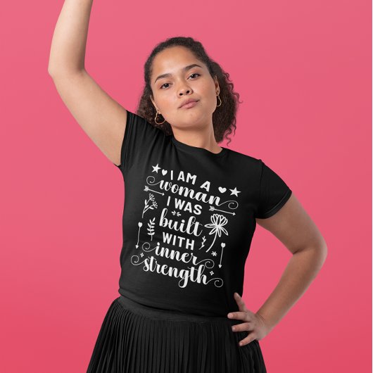 IWD 私は女性だ 私は内に強さを持って生まれた Tシャツ
