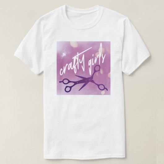 IYKYKサファイアの気配を漂わせるクラフトガールズシザーズ Tシャツ (デザイン正面)
