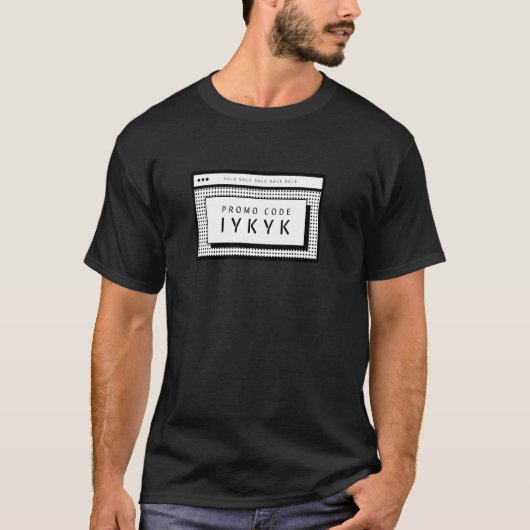IYKYKプロモコード ジョークTシャツ Tシャツ (正面)
