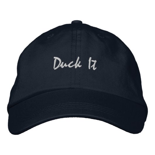 IYKYK クルーズ好きのための「Duck It」面白グッズ 刺繍入りキャップ (正面)