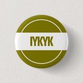 IYKYK バッジ (正面)