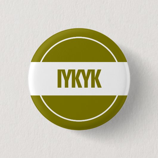 IYKYK バッジ (正面)