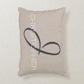 Jイニシャル名パーソナライズされたニュートラルタウプタン アクセントクッション (正面(垂直))