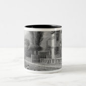 J. Garnerが刻むSadlerの井戸の劇場 ツートーンマグカップ (中央)