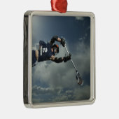 jai alaiプレーヤーの跳躍の低い角度眺め メタルオーナメント (右)