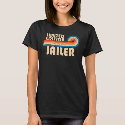 JAILERジョおもしろいブタイトル職業誕生日作業者 Tシャツ (正面)