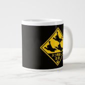 Japanese Cat Warning Sign – “Cats May Jump Out" ジャンボコーヒーマグカップ (正面右)