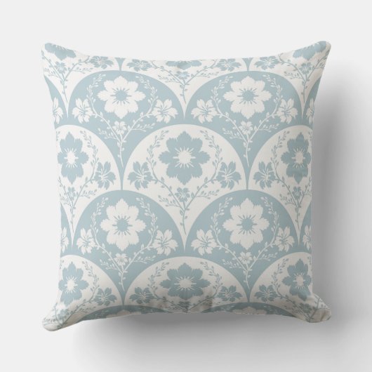 Japanese Floral Pattern in Soft Blue and White クッション (裏面)
