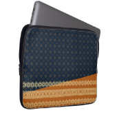 Japanese Tortoise and Diamond Pattern Gold Navy ラップトップスリーブ (正面右)