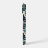 Japanese Waves Print Monogrammed iPhone 15ケース (左側面)