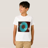 Java Vibes:コーヒー豆とシアンブルーボウルアート Tシャツ (正面フル)