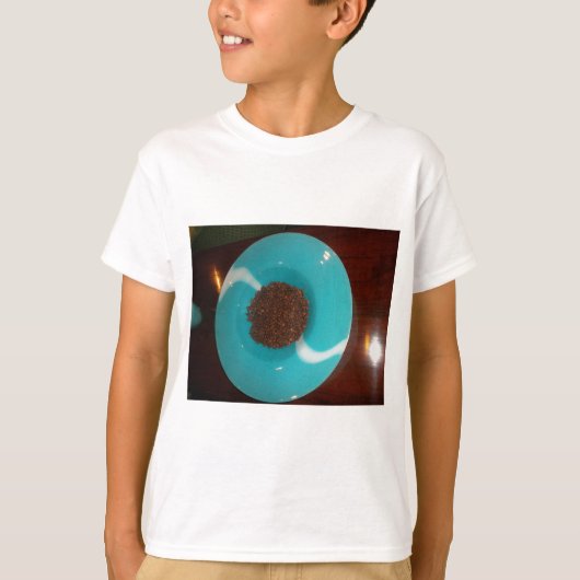 Java Vibes:コーヒー豆とシアンブルーボウルアート Tシャツ (正面)