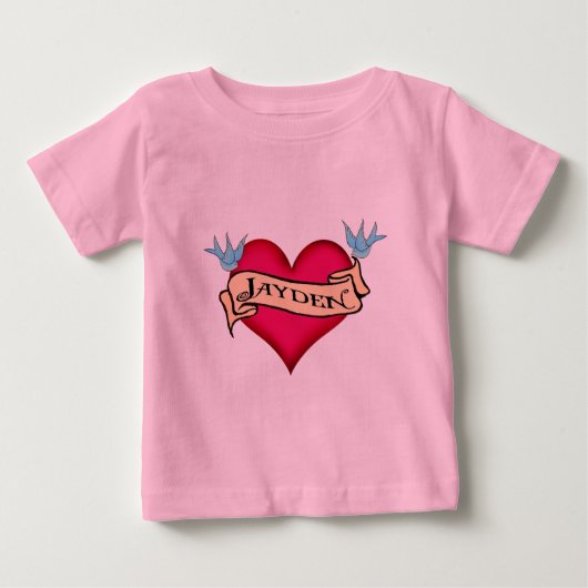 Jayden -カスタムなハートの入れ墨のTシャツ及びギフト ベビーTシャツ (正面)