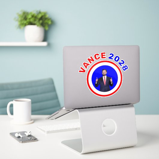 JD Vance 2028 シール (デスク上のノートパソコン)