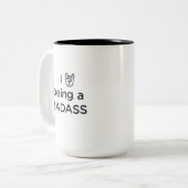 Jen Heigo Badass絵文字マグ ツートーンマグカップ (正面左)