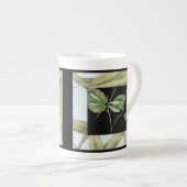 Jennifer Goldberger葉によるドラゴンフライの挿入を持つ ボーンチャイナマグカップ (正面右)