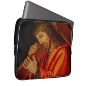 Jesus carrying the cross laptop case ラップトップスリーブ (正面右)