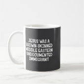 Jesus Was A Brown Skinned Middle Eastern Undocumen コーヒーマグカップ (左)