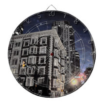 Jeu de fléchettes photo de ville la nuit