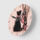 Jeune femme élégante et chat noir ラウンド壁時計 (傾斜)