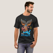 Jewdolph Hanukkah Reindeer Menorah Chanukah Tシャツ (正面フル)