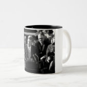 JFKガード ツートーンマグカップ (正面右)