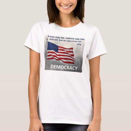 JFK引用文民主主義アメリカ国旗デザイン Tシャツ (正面)