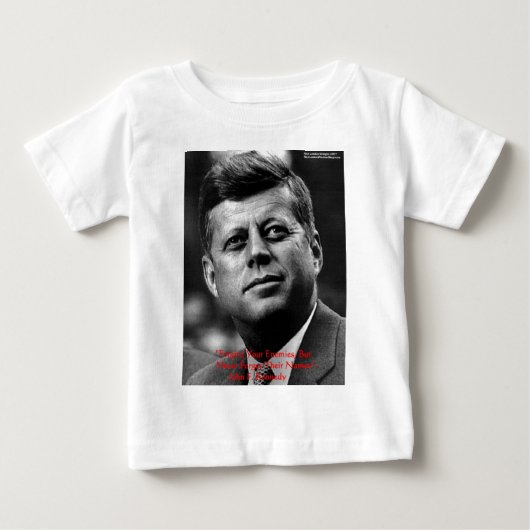 JFK "許さずに忘れない" 賢い言葉の引用ギフト & カード ベビーTシャツ (正面)