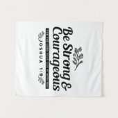 Jo 1:9聖書の聖句デザイン – 強く、勇気ある タペストリー (正面(横))