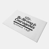 Jo 1:9聖書の聖句デザイン – 強く、勇気ある ドアマット (アングル)