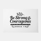 Jo 1:9聖書の聖句デザイン – 強く、勇気ある ドアマット (正面)