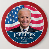 Joeバイデン氏2020アメリカ国旗の赤で撮影縁ど 缶バッジ (正面)
