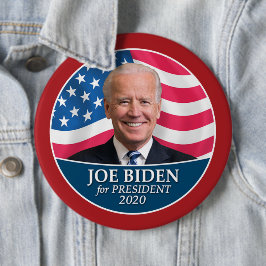 Joeバイデン氏2020アメリカ国旗の赤で撮影縁ど 缶バッジ