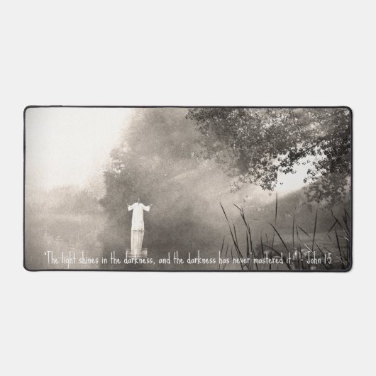 JOHN 1:5 Desk Mat デスクマット (正面)