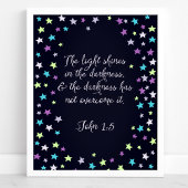 John 1:5 The Light Shines in The Dark Bible Quote ポスター