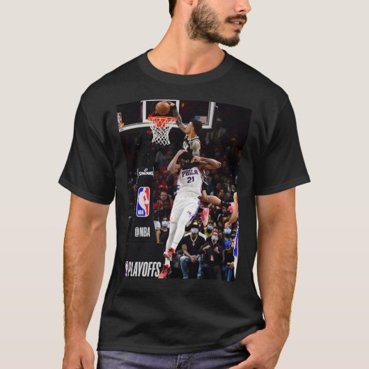 John Collins Dunk on Embiid Classic T-Shirt Tシャツ (正面)