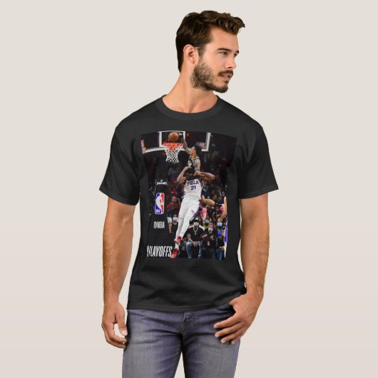 John Collins Dunk on Embiid Classic T-Shirt Tシャツ (正面フル)
