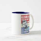 John F Kennedyの歴史的で大統領のなポスター ツートーンマグカップ (正面右)
