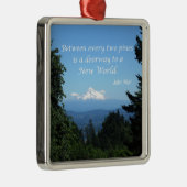 John Muir:「松と松の間に入り口がある」 メタルオーナメント (右)